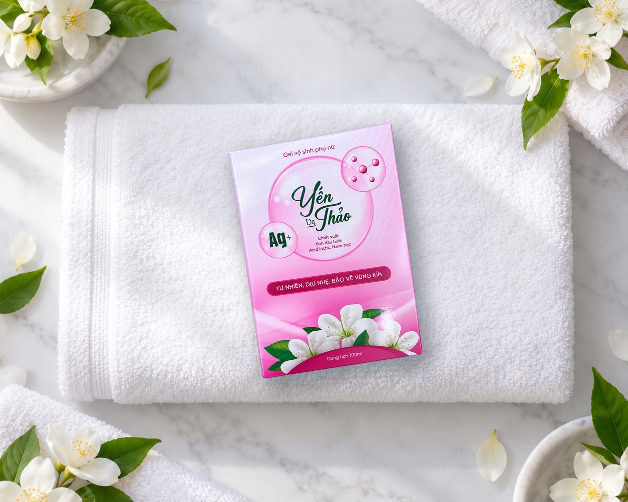 Hộp gel vệ sinh phụ nữ Dạ Yến Thảo 100ml nhìn từ trên xuống, nằm trên khăn bông trắng gấp gọn giữa những bông hoa nhài trên mặt đá